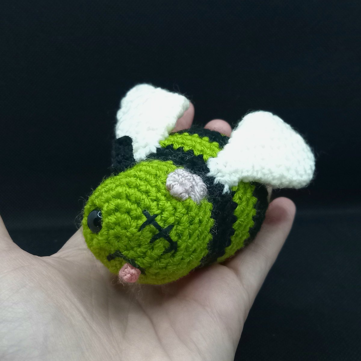 ClareKing27's tweet photo. This Crochet Zom-Bee is perfect for a Halloween Gift! 
#HandmadeHour #UKCraftersHour
#CraftHour #Halloween 
 https://t.co/yv1AAXdRZO https://t.co/ETVfCXoxdn