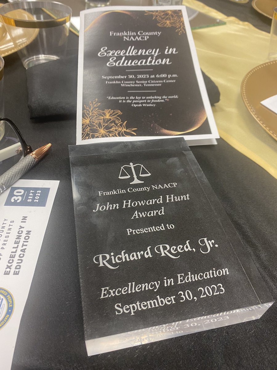 MrCoachReed's tweet image. John Howard Hunt was the first black principal appointed in my hometown. Last weekend, I heard his story (and so many others’) for the first time! I refuse to walk into school tomorrow with anything but thanksgiving coming from my mouth!
#BLESSED #LMSLEVELUP