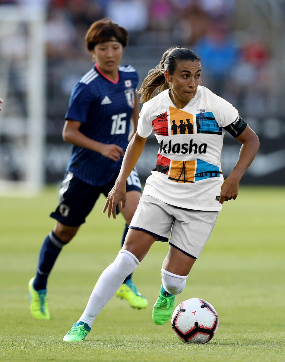 Design_vickey tweet media