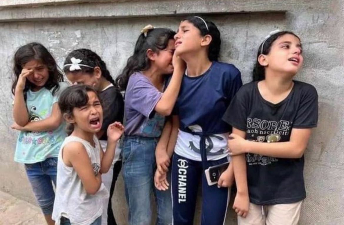 omgazaa's tweet photo. ست أخوات فقدن الأبوين في القصف الاسرائيلي على غزة .

هن فلسطينيات ولسن شقراوات
 
هذا فقط ما يمنع التعاطف الغربي معهن!
#غزة_تحت_القصف #غزه_تقاوم https://t.co/K1elDgmkZb