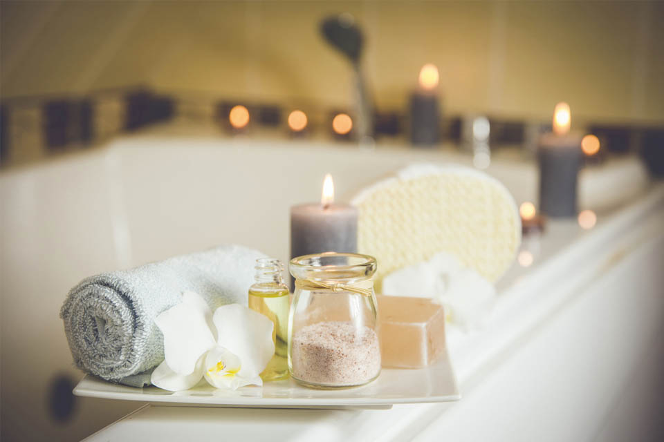 La combinación de sales de magnesio y lavanda en el baño puede proporcionar una experiencia relajante y beneficiosa para la salud.
Las sales de magnesio pueden ayudar a relajar los músculos, eliminar toxinas, reducir el estrés y aliviar el dolor, mientras que la lavanda puede