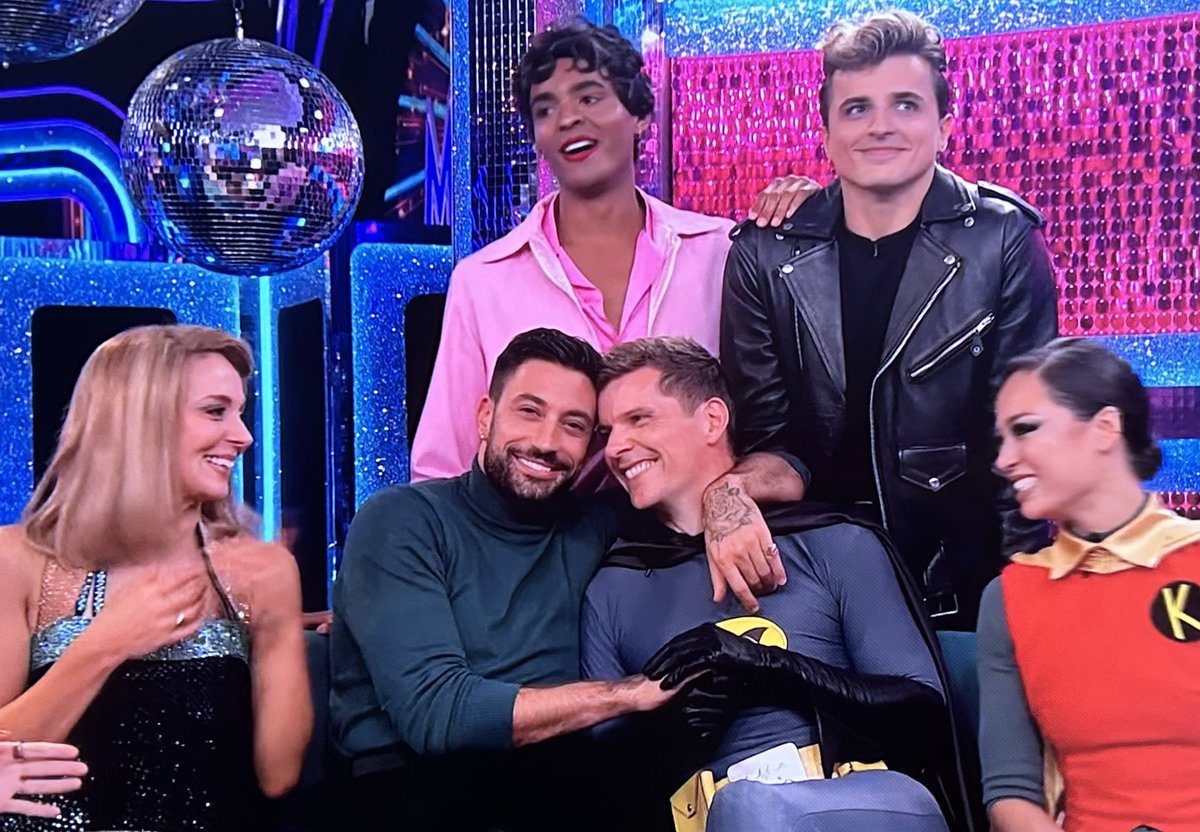 now this is a bromance i never knew i needed! need to find me someone who looks at me the way #nigelharman looks at <a href="/pernicegiovann1/">Giovanni Pernice</a> 😍😍