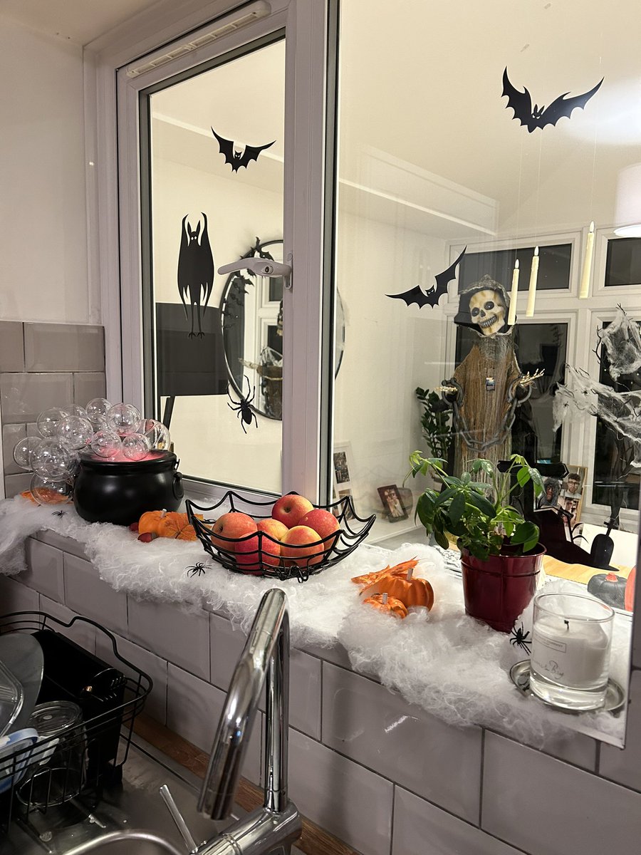 yazlaur's tweet photo. First Halloween in our own home so obviously had to go all out. Super proud of all of this 👻 🎃 https://t.co/rTSBCKX6qH