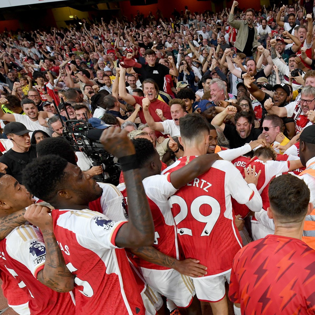 Arsenal's tweet photo. With us until the very end ❤️ https://t.co/2VHCxlETMS