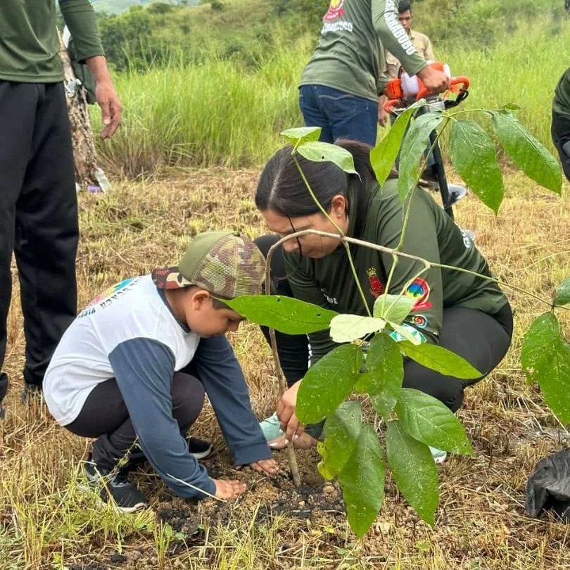 CegaCarabobo4's tweet photo. #08Oct En conmemoracion al Día Interamericano del Agua llevamos a cabo Gran Jornada Especial de Reforestación en conjunto con la Fundación Artecológico, efectuando la siembra de más de 150 plantas forestales.

#CEGACarabobo

@AmbienteGnb
@mineccarabobo
@GnbGaranteDePaz https://t.co/pDVdIKb8bS
