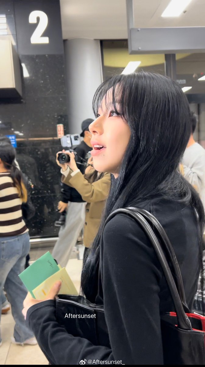 chaeyoungspics's tweet photo. imagine being this pretty https://t.co/glSf0Z50TV