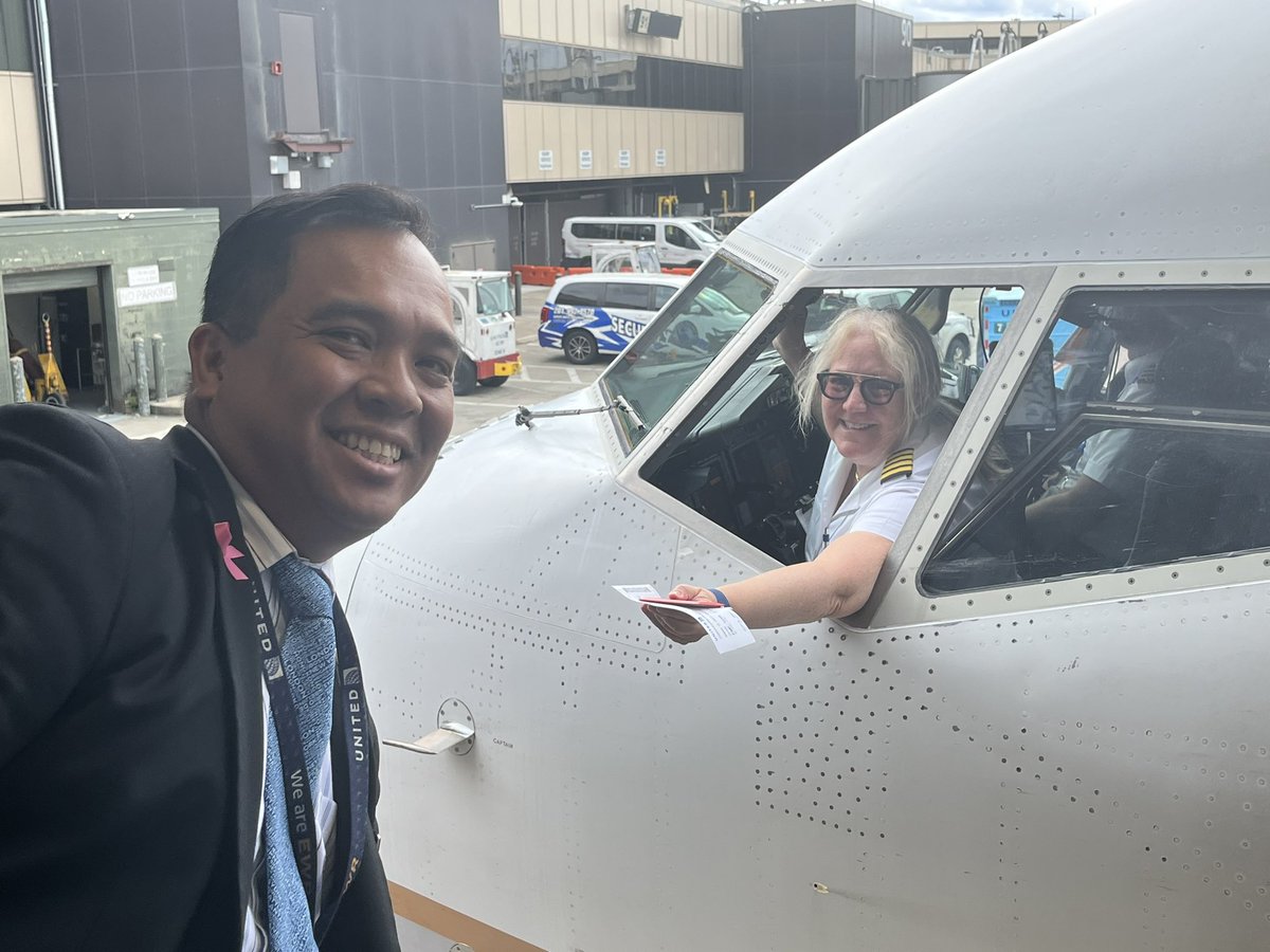 We found a green card for a departing customer in the gate area Sunday afternoon just after pushback. No problem for Team EWR — SOC, CS, Ramp, IF &amp; Flight Ops coordinated to ensure we safely got it to a very happy customer. Teamwork makes the dream! #core4 #weareUA <a href="/MikeHannaUAL/">Mike Hanna</a>