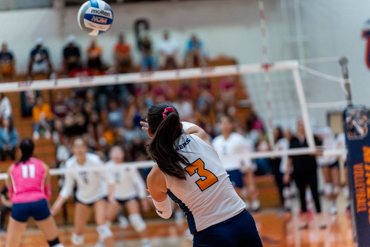 UTEPVB's tweet photo. 1⃣0⃣0⃣0⃣ career digs 🎉

Alyssa Sianez becomes the 14th player in UTEP history to join the 1,000 digs club! https://t.co/fKFRk4WfMP