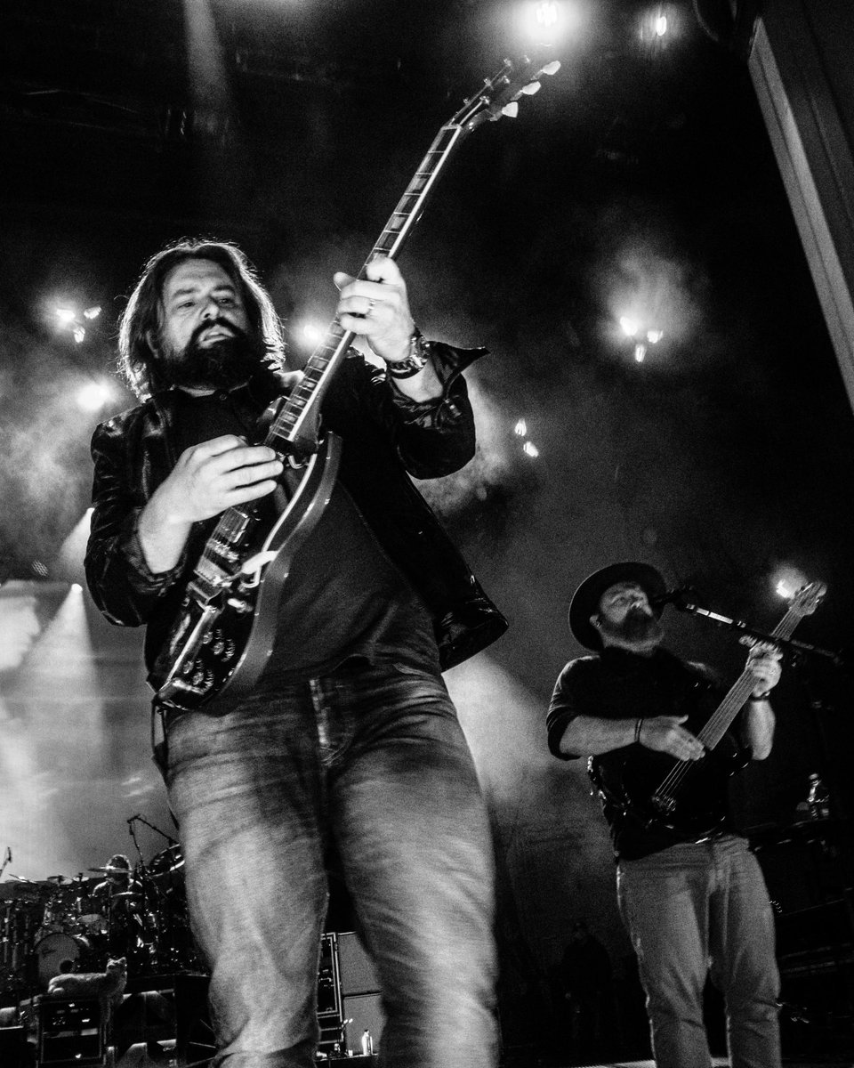 zacbrownband's tweet photo. New Jersey, that was awesome. Let’s do it again sometime 🔥 @PNCArtsCenter #FromTheFire https://t.co/Y1SO41UgRe