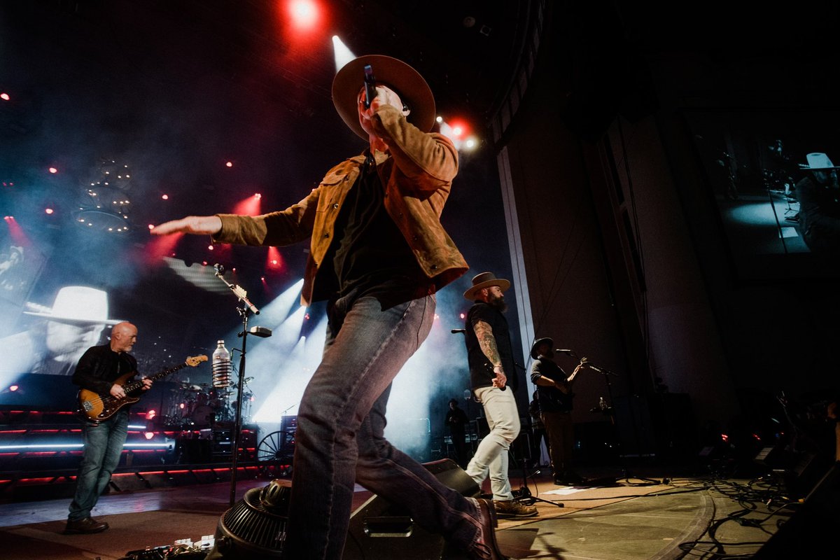 zacbrownband's tweet photo. New Jersey, that was awesome. Let’s do it again sometime 🔥 @PNCArtsCenter #FromTheFire https://t.co/Y1SO41UgRe