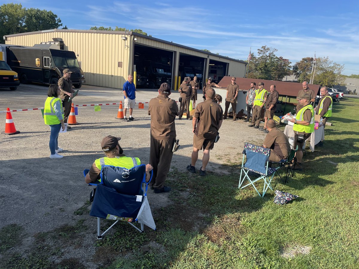 SafetyUps's tweet photo. #NPSafetyShare Marinette UPS throwing a tailgate before work to hit home the importance of establishing a safe following distance during travel and NOT TAILGATING 🚗 https://t.co/y0wVDz2T4Z