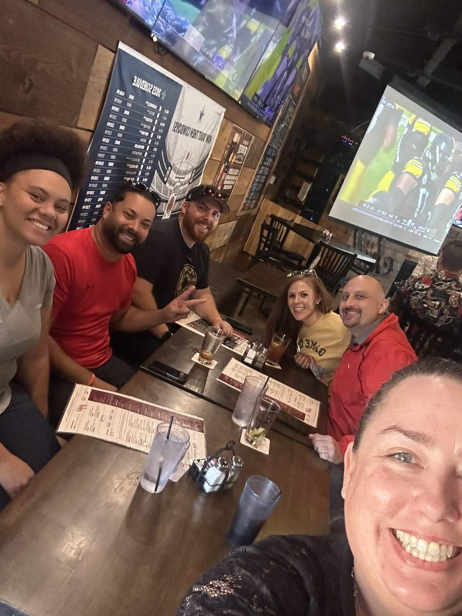 DeannaOrlando's tweet photo. #ChilisLEAD a little social well being. #Chililove @ckouzmanoff1 @TerryDmuir @K1ng_TY @JasonJNoonan13 @KJWakes https://t.co/OXJzivyIDw