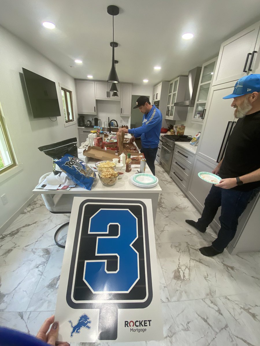 Becca2Stop's tweet photo. #CARvsDET 

Food. Friends. Family. Football.  

(Using my 3 from last week for luck- I think it’s working)! 

Goooooo Lions!!! https://t.co/pXQdeKKxB7