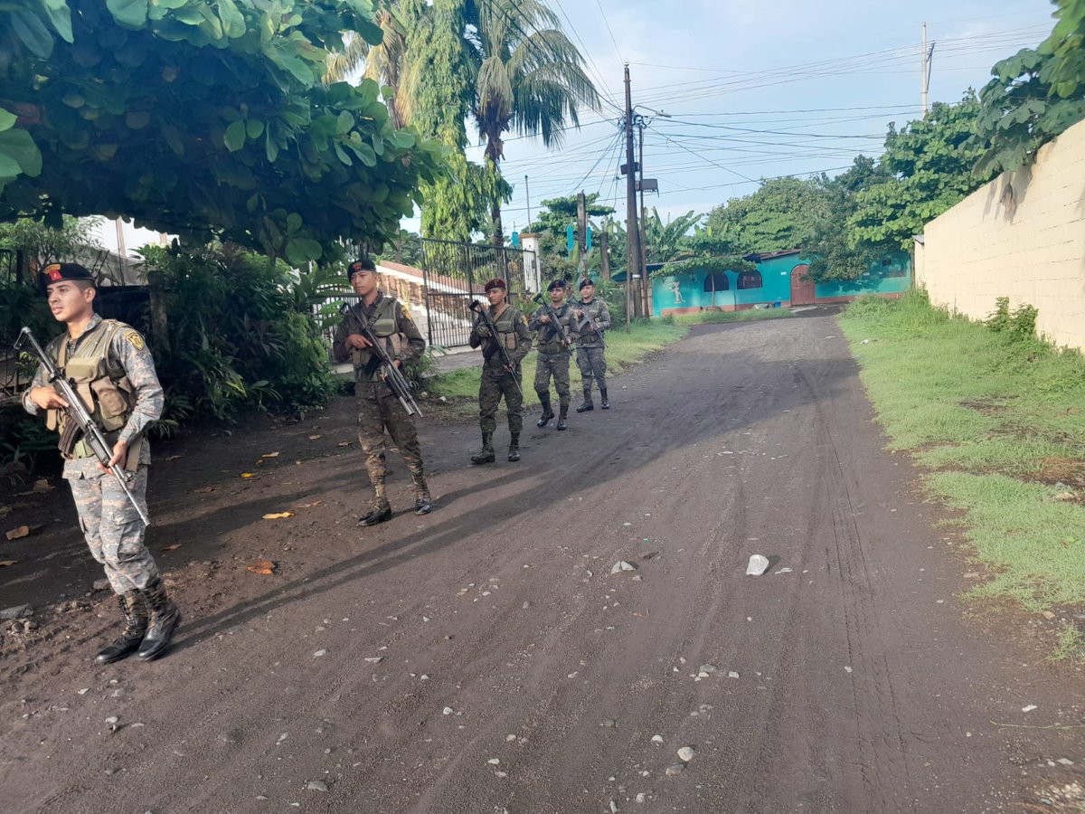 #EjércitoGT a través de la Brigada de Paracaidistas, realiza patrullajes en distintas áreas del departamento de #Escuintla, con el objeto de garantizar seguridad a la población guatemalteca.
#365DíasAlServicioDeMiPatria