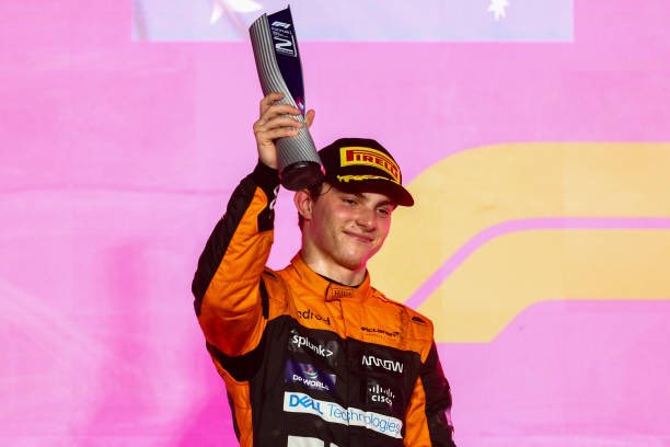 OscarPiastriFan's tweet photo. Qatar Dump ! 🇶🇦 

@OscarPiastri a réalisé l’un des meilleurs week ends de sa carrière !

Course sprint🥇 
Course🥈 

Quel Grand prix de FO-LIE 🤯 https://t.co/NrU6DTV5Zc
