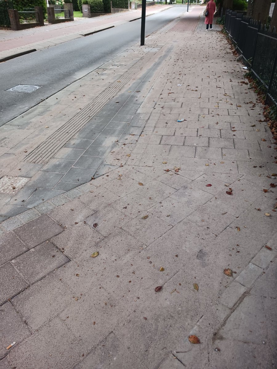 marcelfrazer1's tweet photo. #Gemeente Hilversum, wat gaat hier mis bij voet -fietspad Melkpad. https://t.co/6VPCGXxeVC