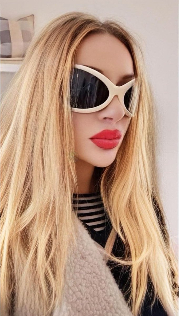 ColineNova's tweet photo. I love that glasses! https://t.co/WGoOJNyRqa