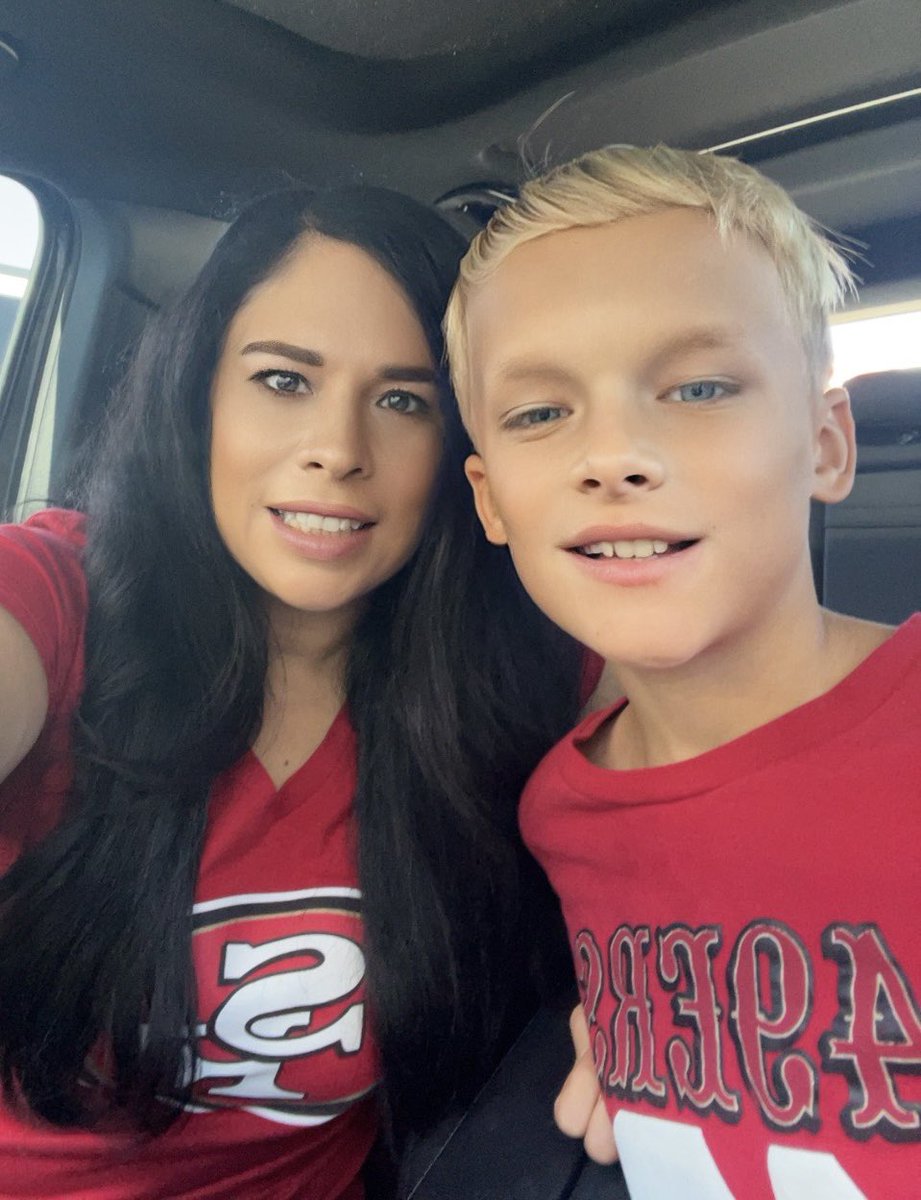 drliz1981's tweet photo. Divided house today!! Who ya got?? Niners or Cowboys!! #sundayfootball #niners #ninersvscowboys #football #dividedhouse #houseDivided https://t.co/Zx4WsqLelQ