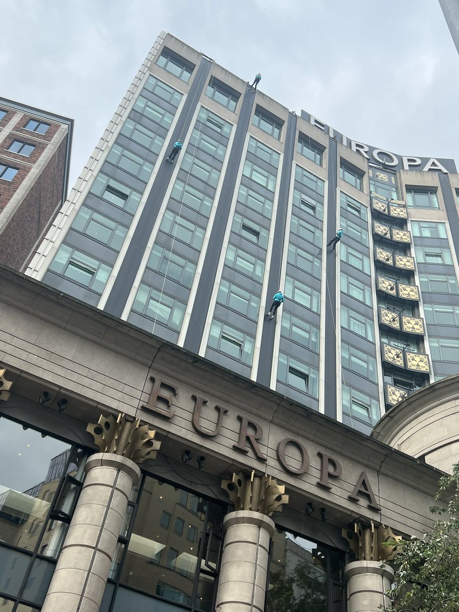 4 of our Rangers along with Holywood Rangers scaled the heights of the Europa Hotel today for a fundraising abseil and they made it look SO easy!! Amazing job girls! 👏🏼💪🏼🧗🏼‍♀️💙 <a href="/HastingsHotels/">Hastings Hotels</a> <a href="/ggulster/">Girlguiding Ulster</a>