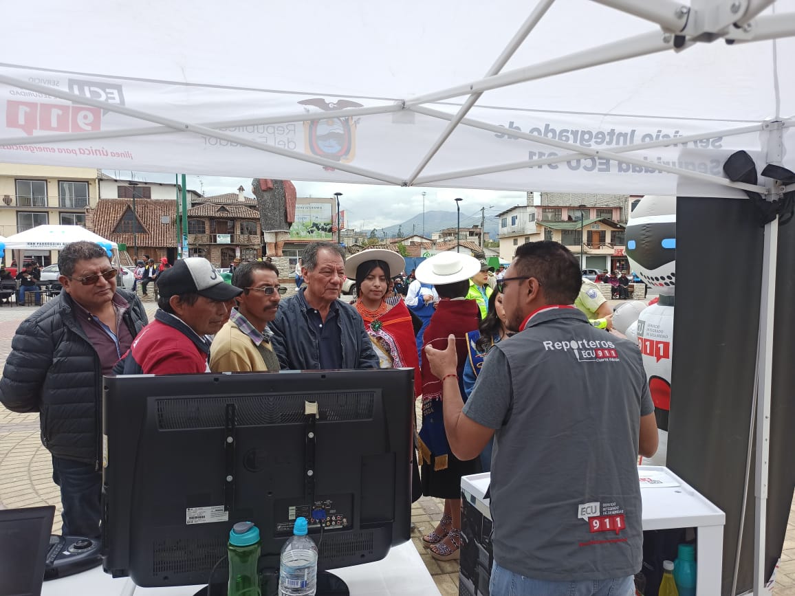 ECU911Ambato's tweet photo. 📍#Salasaka

El equipo de #VinculaciónECU911 participó en la feria de seguridad ciudadana "Runakunapag Raymi Salasaka" organizada por @PoliciaEcuador en la plaza cultural.

Los visitantes conocieron sobre la campaña #UsaBienEl911 y operatividad de #VideovigilanciaECU911. https://t.co/nz9nWLYO71