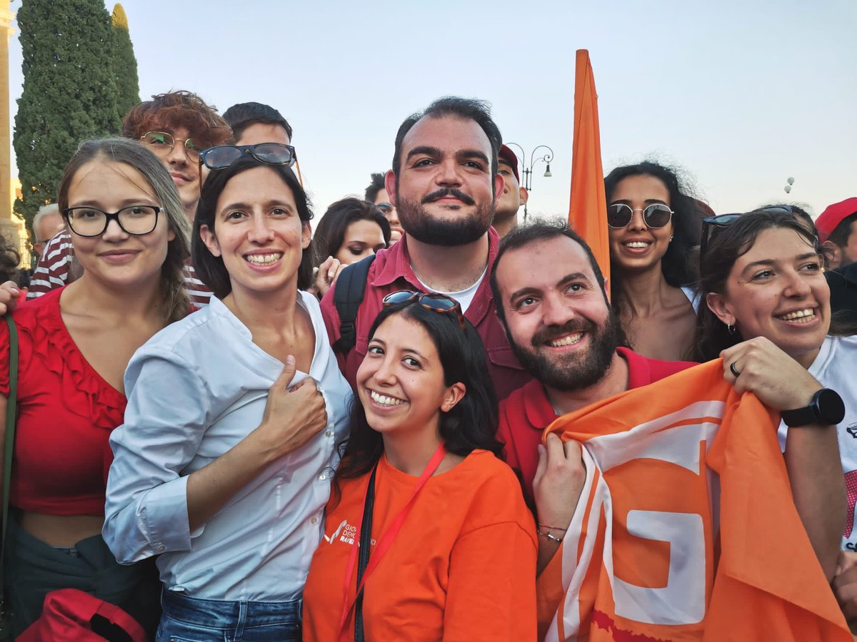GDRavenna's tweet photo. Siamo scesə in piazza per la nostra Costituzione!
Dopo settimane di raccolte firme per un salario minimo legale e una sanità veramente pubblica, ieri eravamo a Roma con tantissime e tantissimi GD da tutta Italia per la manifestazione della @CGILnazionale, https://t.co/a1Tril1Z6X