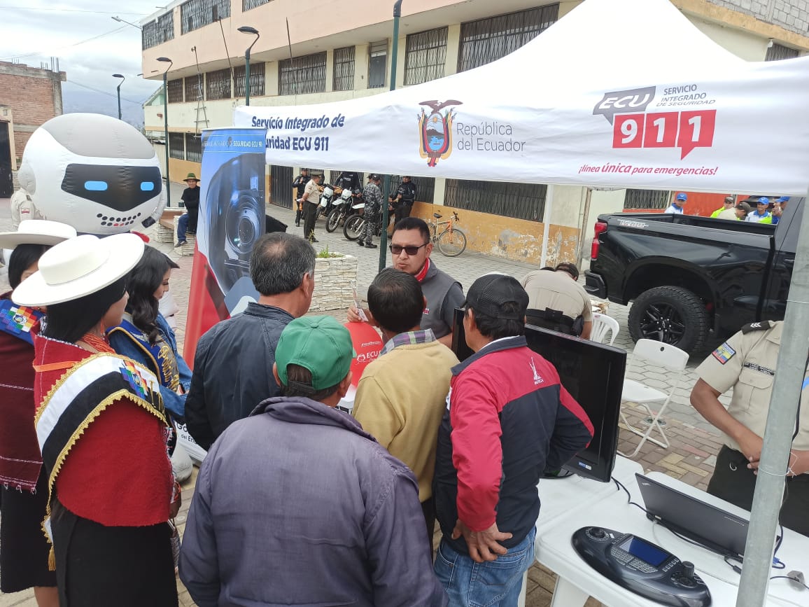 ECU911Ambato's tweet photo. 📍#Salasaka

El equipo de #VinculaciónECU911 participó en la feria de seguridad ciudadana "Runakunapag Raymi Salasaka" organizada por @PoliciaEcuador en la plaza cultural.

Los visitantes conocieron sobre la campaña #UsaBienEl911 y operatividad de #VideovigilanciaECU911. https://t.co/nz9nWLYO71