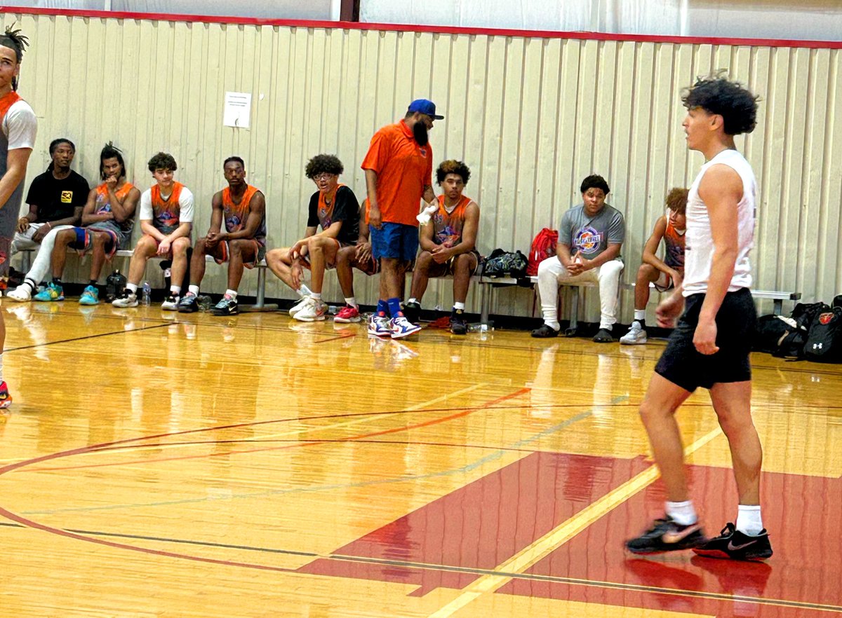 The_MRKD24's tweet photo. Live &amp; Grow in your Passion🙏🏽.. Doing what I Love to do.. Pouring back into our YOUTH is refreshing. Thankful for the opportunity to lead. #FallShootout #GOHS #BoysBasketball 

The Baby D1 Hornet players #Chase &amp; #KJ are all grown up 💪🏽🦍😤 .. See y’all at the TOP‼️ https://t.co/5WRgEBDrln
