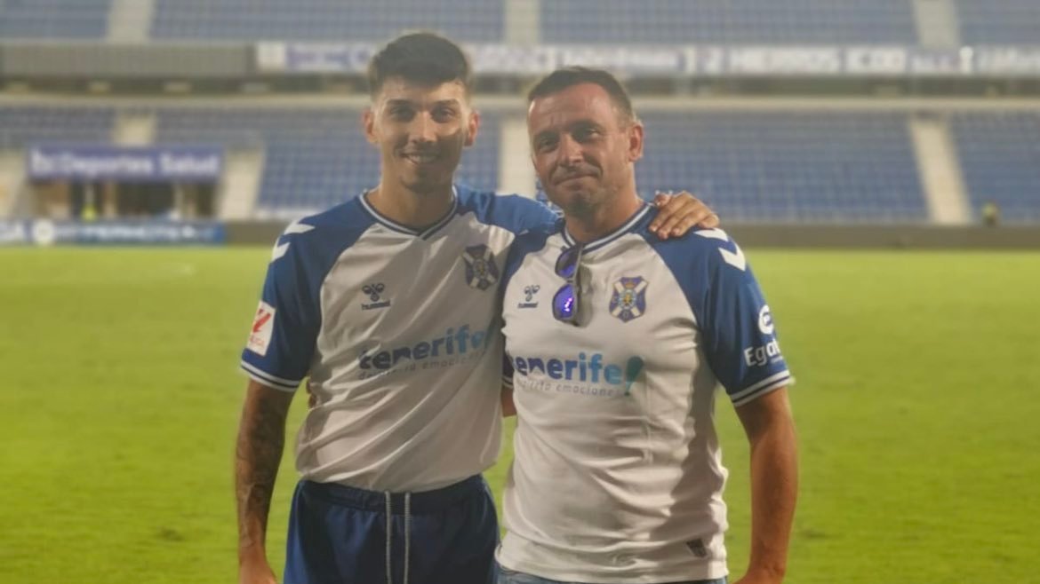 mdaswani's tweet photo. 🇮🇨 El @CDTOficial ha acabado con tres tinerfeños sobre el terreno de juego: ÁNGEL, TETO y PABLO HERNÁNDEZ

🤍 Para el mediocentro el partido ha sido el de su debut en el Heliodoro (en la imagen, junto a su padre Juanjo, tinerfeñista de toda la vida) https://t.co/e0CwqvXMVE