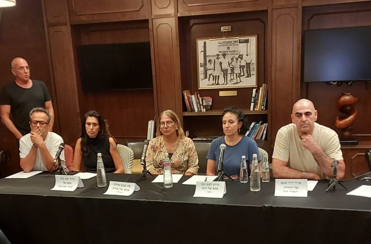 מטה המאבק להשבת החטופים יוצא לדרך,
יחד עם משפחות הנעדרים שזקוקות לכולנו לצידן – ואנו לא נשקוט עד שנחזיר את כולם הביתה, את יקירינו שנחטפו ונעלמו, בנותינו, בנינו, הורינו, אחינו ואחיותינו שנלקחו בשבי בפשע מלחמה מחריד.