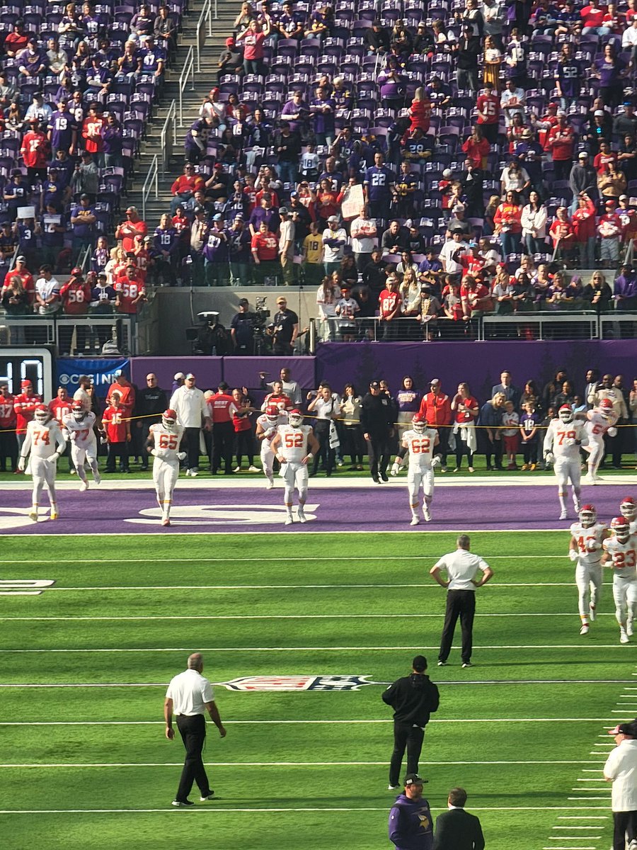catfishhter78's tweet photo. The real athletes om the football field. #gochefs #ChiefsKingdom https://t.co/A7EjPglOh3