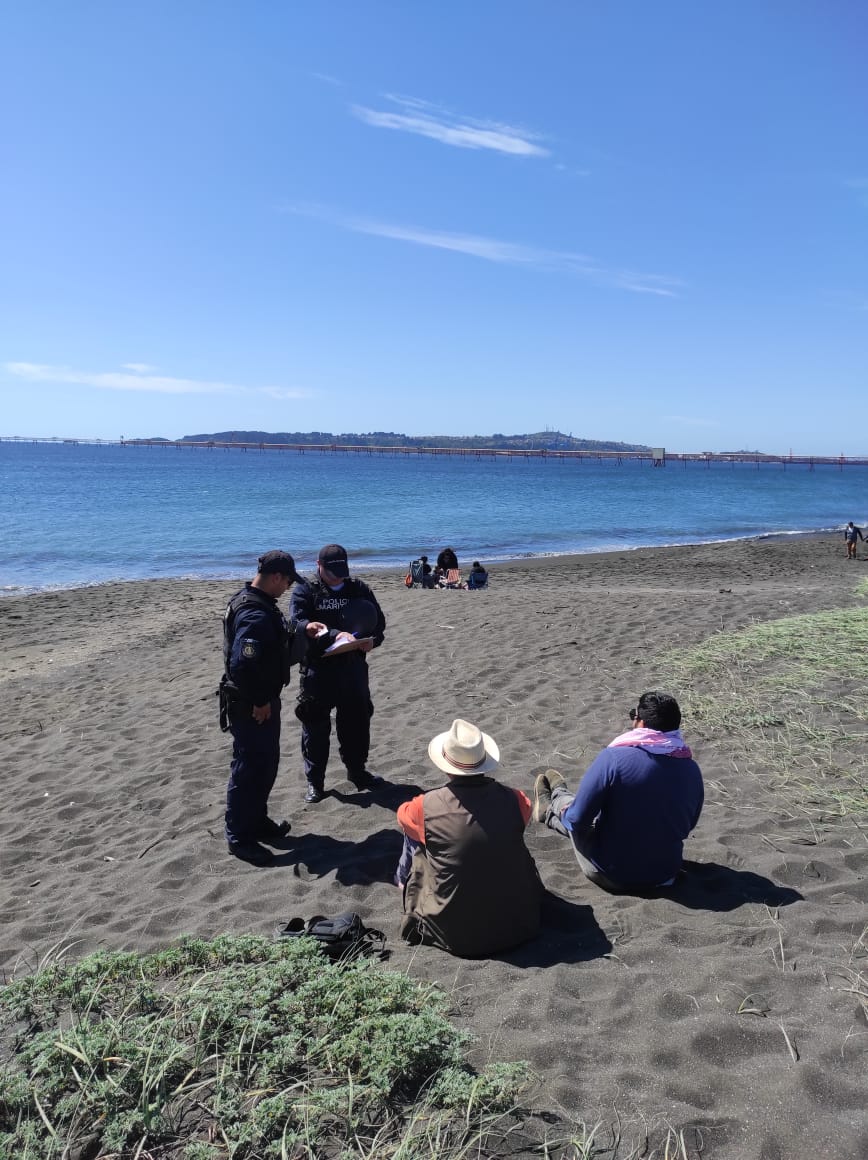 capuertovic's tweet photo. En playa #Lenga de #Hualpén se encuentra la #PolicíaMarítima de @capuertovic efectuando patrullajes preventivos en resguardo de la seguridad de las personas. Respeta las disposiciones vigentes y no te expongas a riesgos innecesarios.
@DGTM_Chile @gm_talcahuano https://t.co/XPoI2GfHgB