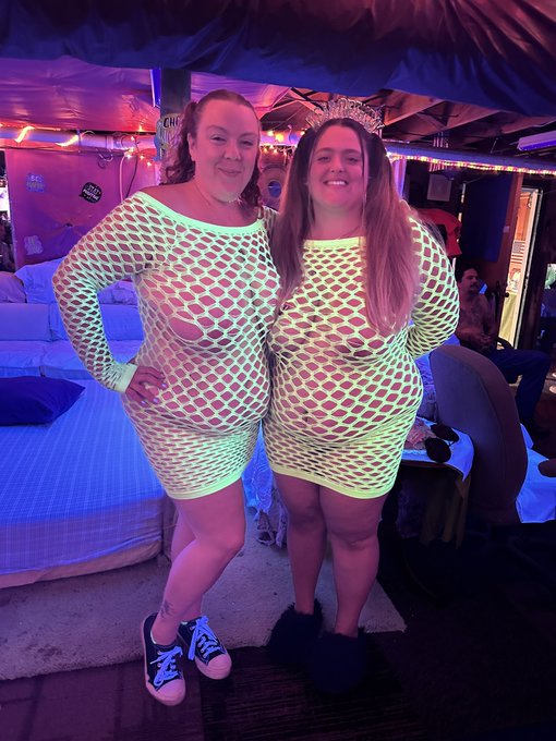 Queen Dixie Pig’s pics and videos