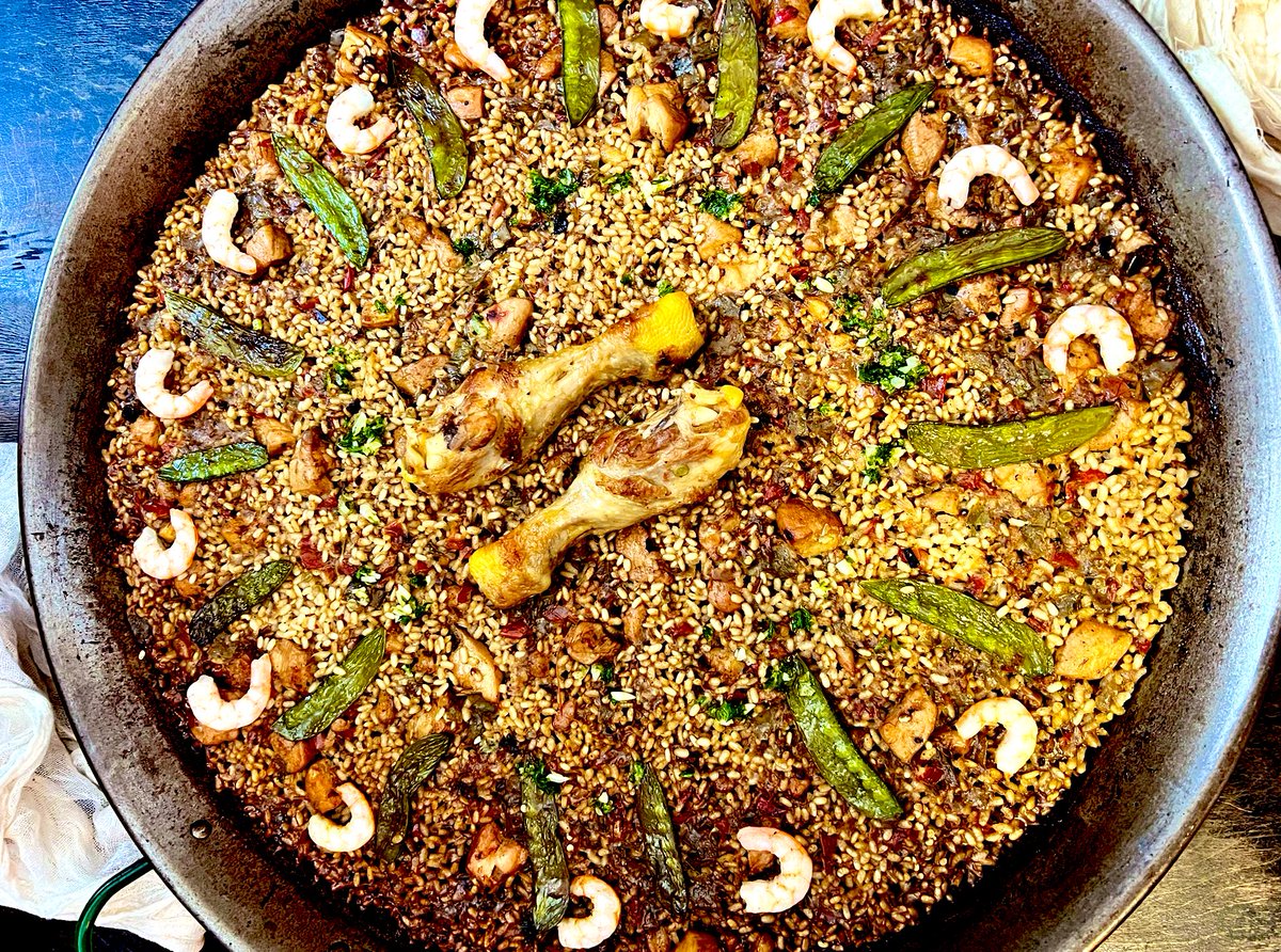¿Quien ha dicho que no se pueden hacer arroces en paella con pollo de corral y gambitas de Huelva? Pasen y vean… #arrocesbyLoleta