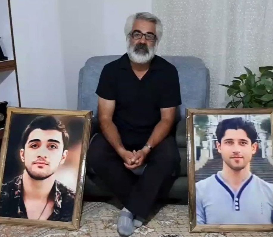 ۴۸ روزه که پدری را بازداشت و زندانی کردن و حالا میخوان محاکمه‌اش کنن.
آنهم تنها به جرم زنده نگه‌داشتن یاد پسرانش با نذری پخش کردن، فتح قله‌ها و پای پیاده طی کردن تا آرامگاهشان!!
#ماشالله_کرمی 
#کومار_کرمی