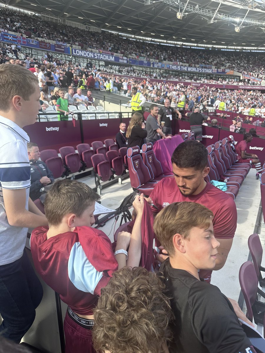 DPAVING's tweet photo. @pablofornals  thanks for signing the boys shirts today https://t.co/KYORoq57fK