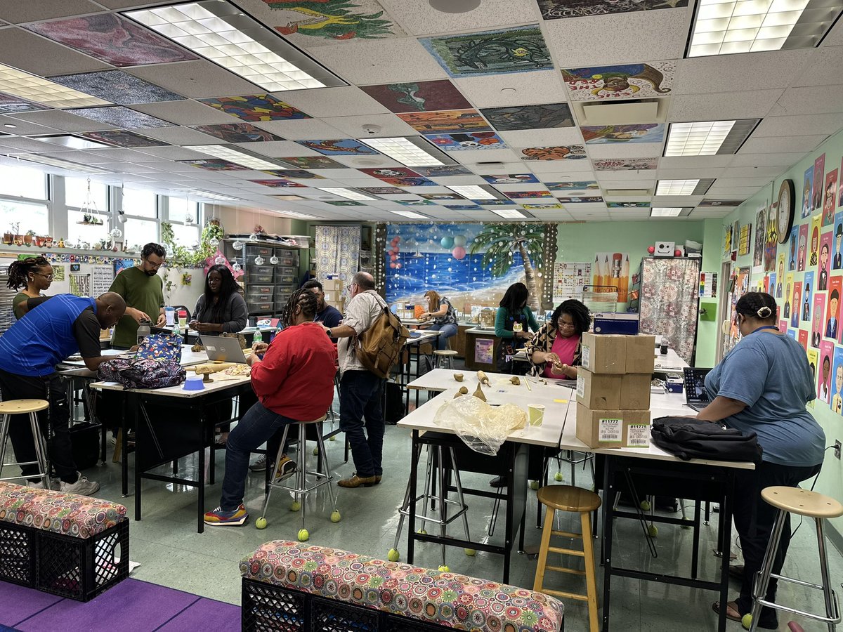 VAoftheArts's tweet image. ART TEACHERS from all over @BibbSchools came #together for the Builder Series Professional Development to collaborate, inspire one another and share techniques at Vineville Academy of the Arts #Built4Bibb #ArtsReallyTeach @dan_a_sims