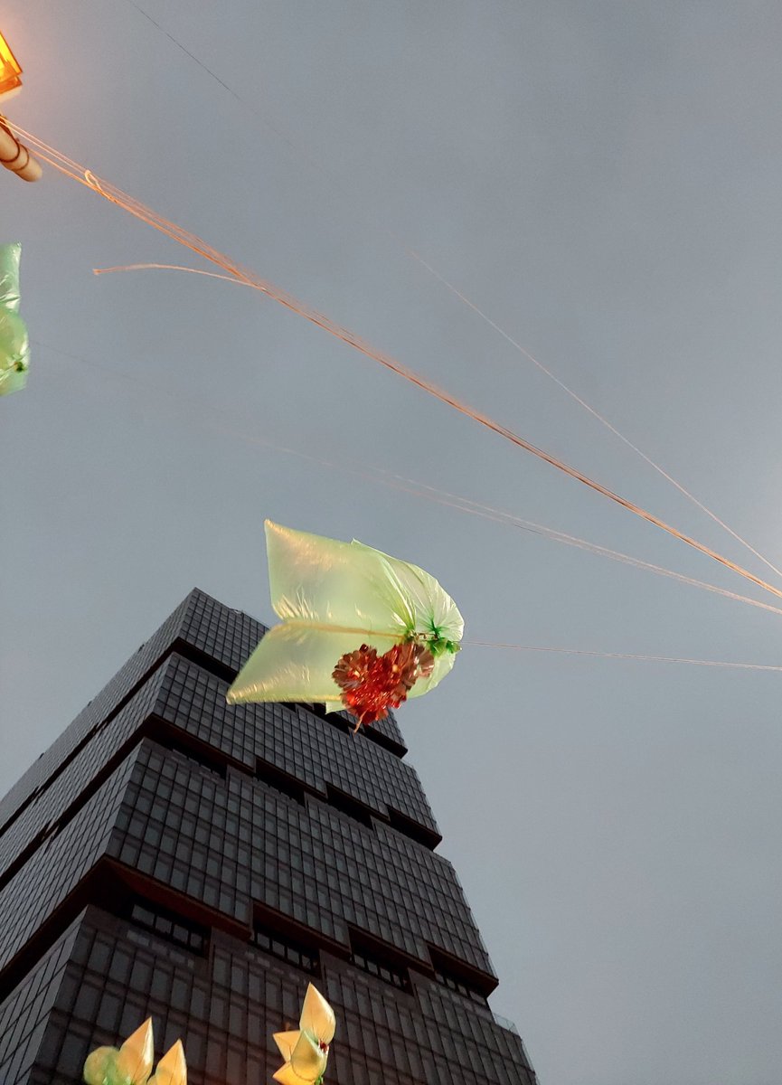 olekloss's tweet photo. Der Turm stürzt ein
#Poesie gegen #Apathie, das war grandios!
Ihr, die Besitzenden, ihr seid besessen.
#FightAmazonTower https://t.co/HWOKTdxLoq