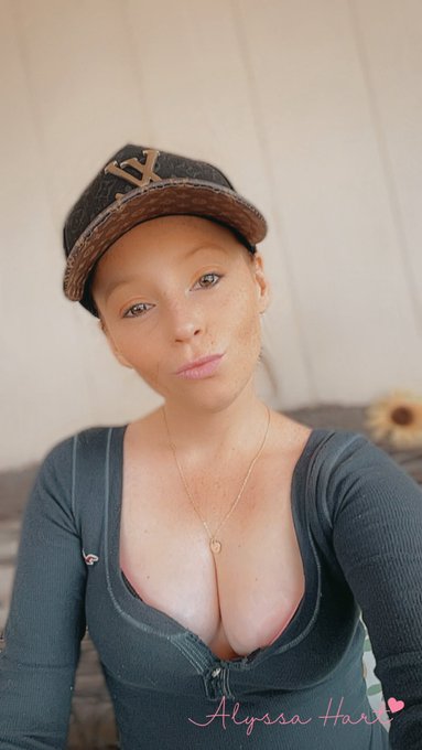Alyssa Hart - Gonna go get my nails done https://t.co/7T6Bh0IAAr