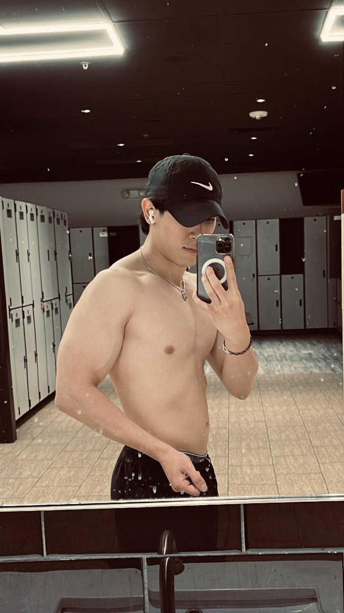 wataTRAVIST's tweet photo. Back to bulking after two weeks of vacation 💪🏻 #Gymbro #gymlife #bulkingseason https://t.co/1AXs0zWsAg