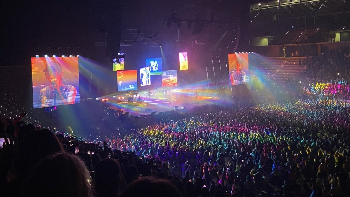signofthtimes28's tweet photo. THIS IS EXTREMELY SPECIAL,THE POWER,THE PRIDE,THE LOVE,THE SAFE SPACE.
LOUIS DID THIS. SO UNBELIEVABLY PROUD. https://t.co/5iuyAVqmsl