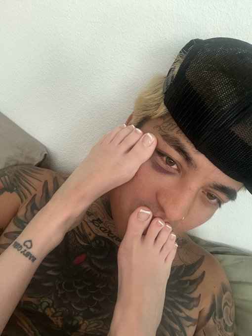 It&rsquo;s a good day to worship me 👑👑👑👑 https://t.co/JEWFoI7m5Q