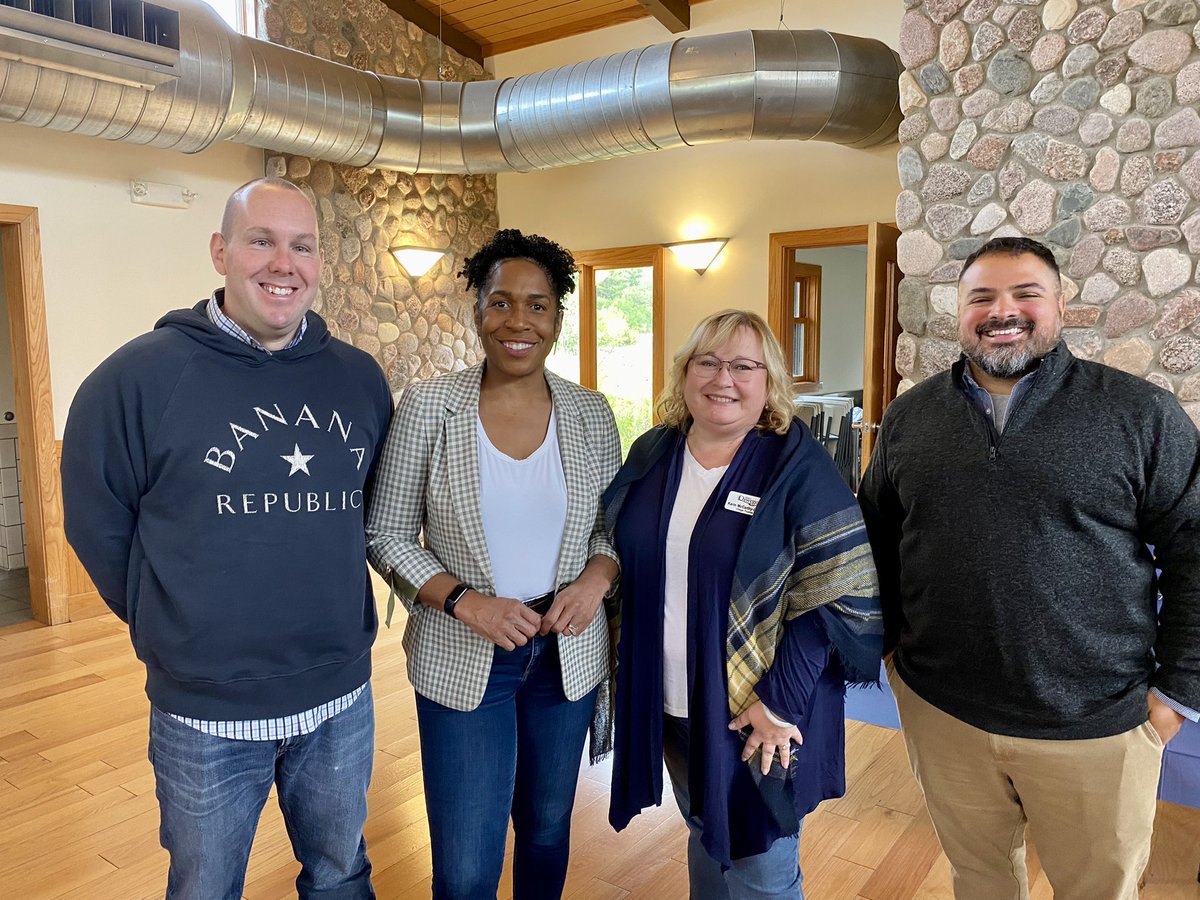 JulianaStratton's tweet photo. Petition season is here and it was great spending my Sunday afternoon with the Kendall County Democrats! 🖊

The @KCDemocrats are fired up and ready to knock on doors, make phone calls and get Democrats elected up and down the ticket! https://t.co/ytJxTc211j