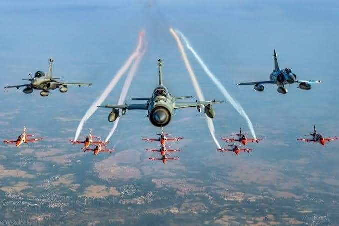 vikasdinkar10's tweet photo. नमस्कार साथियो एयर फोर्स 91 वीं स्थापना दिवस के अवसर पर प्रयागराज मे एयर शो के प्रदर्शन को देखने का सुखद अनुभव प्राप्त हुआ विकास दिनकर अधिवक्ता उच्च न्यायालय इलाहाबाद https://t.co/2Inz8m7acK