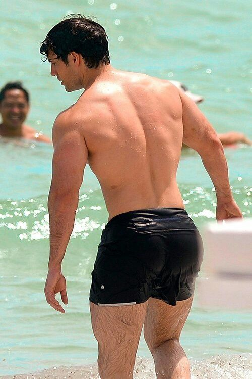 heroesbutt's tweet photo. henry cavill as superman https://t.co/BvqrfwJ9Zu