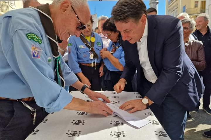IlConteIT's tweet photo. @GiuseppeConteIT in campo per il #FirmaDay a sostegno del #salariominimo!
#salariominimosubito
#Conte #M5S https://t.co/42Gh95JjR3