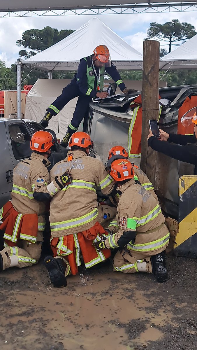 cbmerjoficial's tweet image. Nossa equipe de salvamento veicular em ação. 💪🏽🚒 #senabom #bombeiros #firefigher