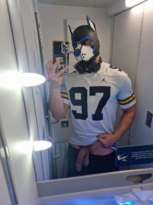 Horny dog on board ✈️ https://t.co/bueyDVn6EW<a href="/tag/snaxberlin"class="tags"><span>#snaxberlin</span></a>