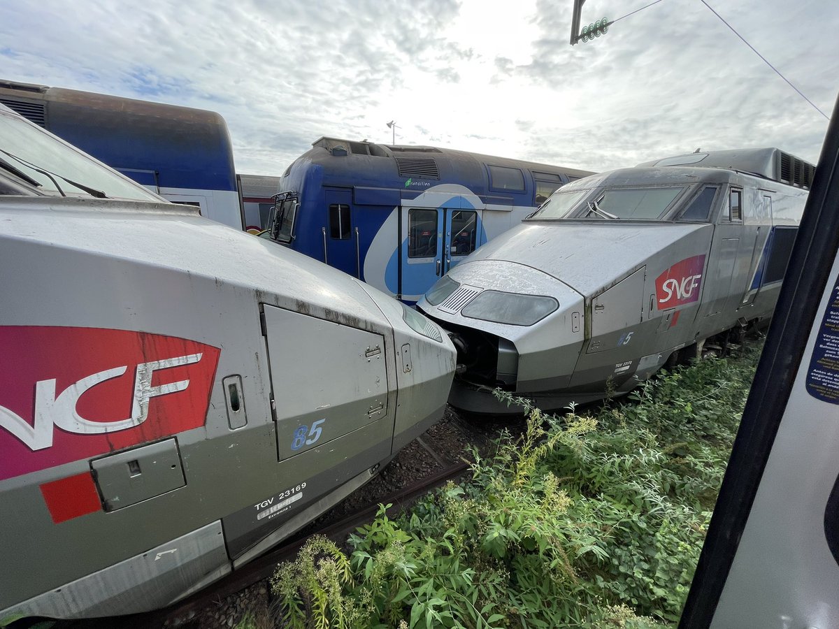 1cheminot2paris's tweet photo. Retour en #septembre2023 a #sottevillelesrouens ou j’ai #photographier les #motrices de la #ramePSE numéro 85 en attente de #destruction #tgv #tgvpse #tgvpse85 #vb2n 
iPhone 12 https://t.co/m14mZEqSsT