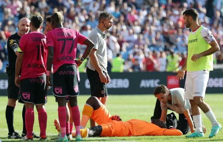 ATS_fr's tweet photo. Ligue 1 : Montpellier vs Clermont, le gardien Mory Diaw sonné par un pétard et évacué sur civière (vidéo)

 https://t.co/CjNorozoTG https://t.co/B0JblQvW9e
