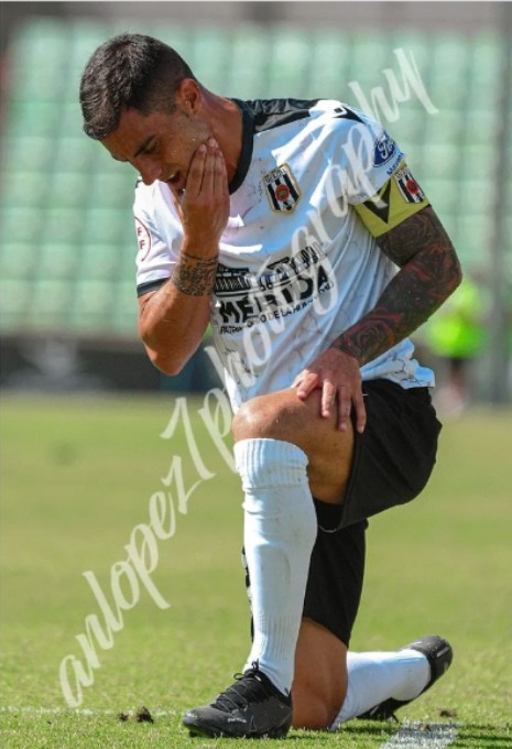 Rabia e impotencia...las cosas no han empezado como nos gustaría, pero con lucha y esfuerzo saldremos de ésta como hicimos de muchas otras. Gracias a todos los que nos apoyan cada día, sois nuestro aliento. El sol volverá a brillar . <a href="/Merida_AD/">A.D. Mérida</a> <a href="/21angellopez/">Ángel López</a>